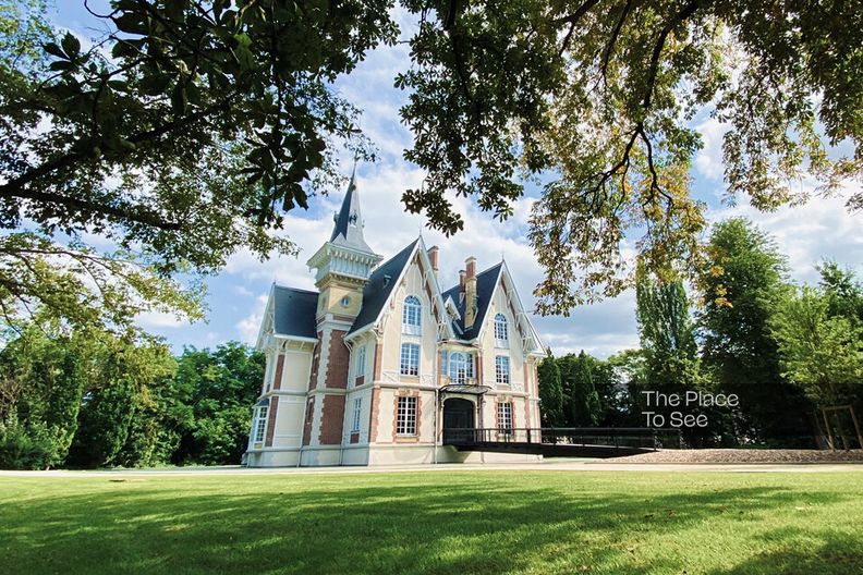 Château avec salons de réception, auditorium et centre sportif