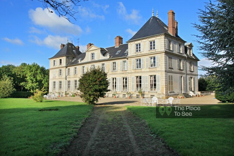 Superbe château meublé et patiné par le temps