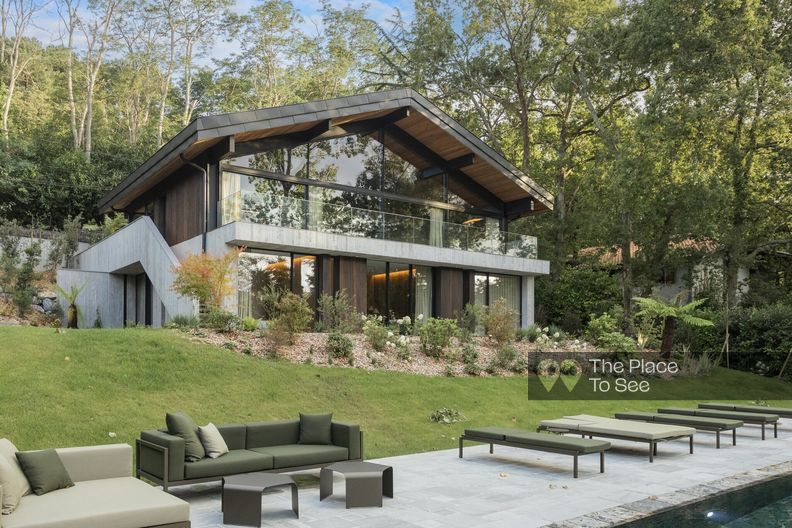 Superbe maison d'architecte bois et béton au bord d'un lac