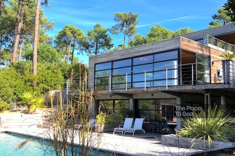 Maison contemporaine dans les pins avec piscine