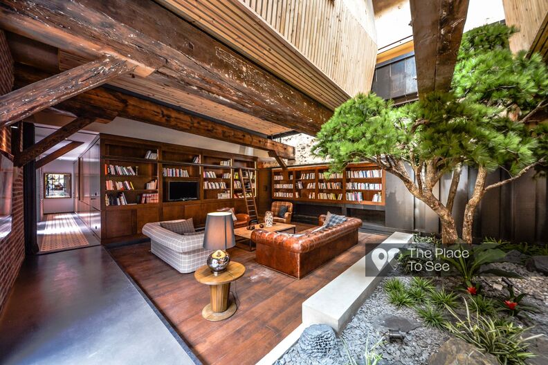 Former winery rehabilitated into a loft in Bordeaux