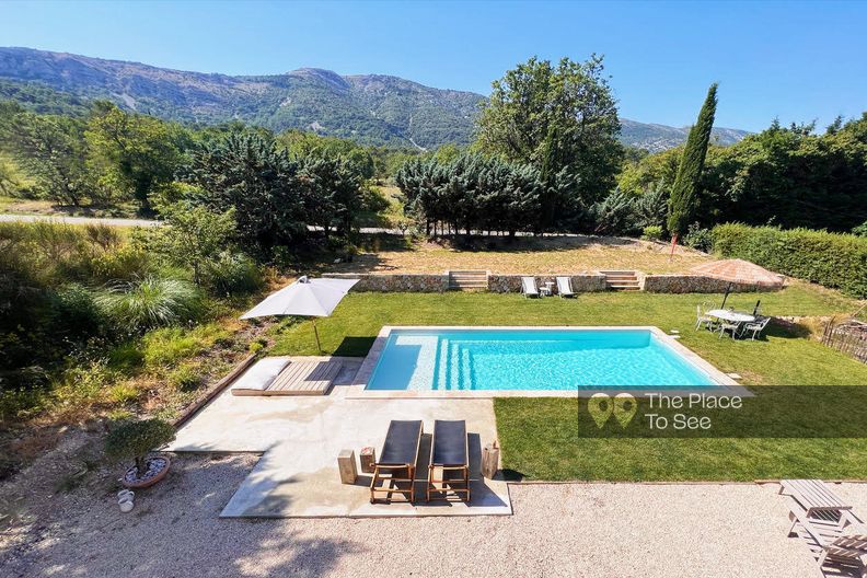 House with swimming pool and view of Sainte-Victoire mountain