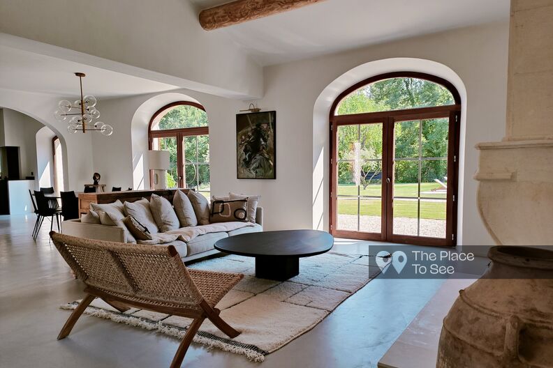 Provençal stone farmhouse with a Mediterranean spirit