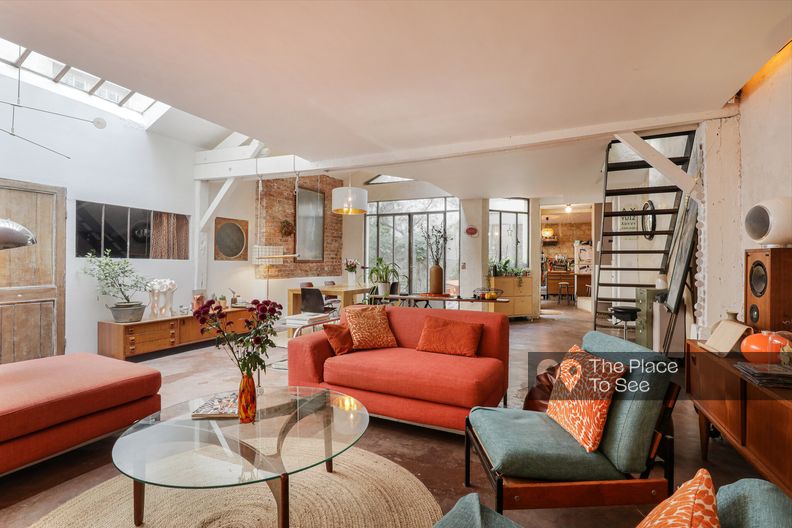 Loft house with a paved courtyard in Paris