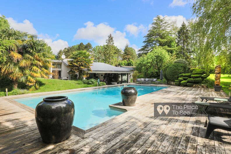 Maison à l'américaine avec piscine et beau jardin