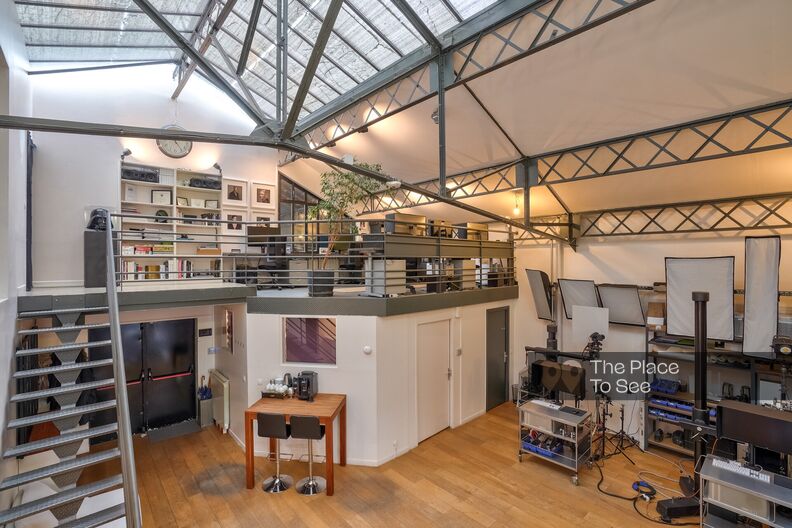 Large atypical loft with accommodation, artists' studios and work spaces