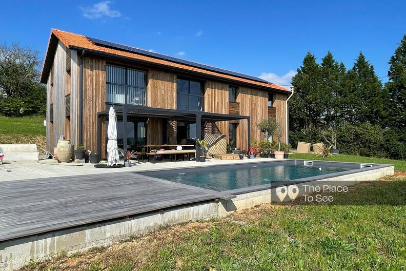 Ancien séchoir à tabac rénové en loft avec piscine