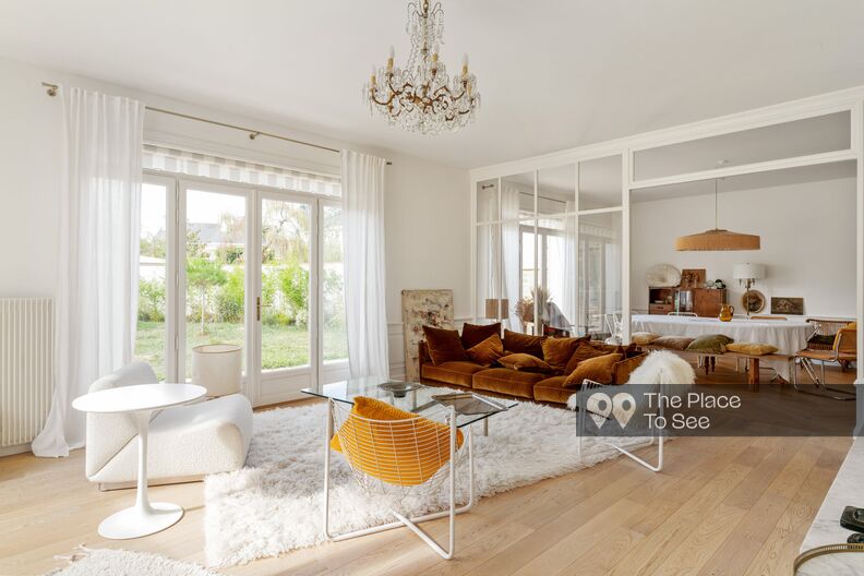 Maison familiale avec jardin et piscine joliment décorée