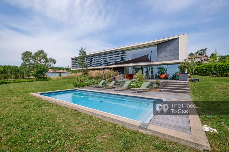 Modern architect-designed house with a view of Lyon