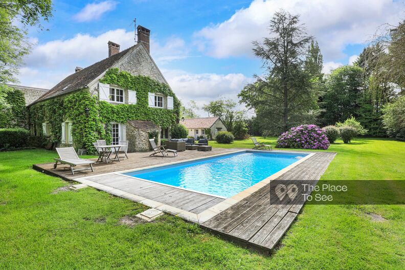 Maison de campagne avec piscine et terrain de tennis