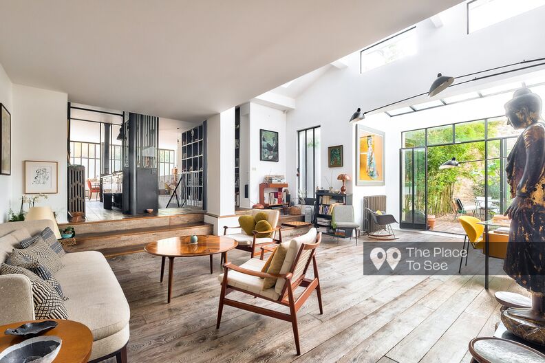 Loft house with patio overlooking a passage