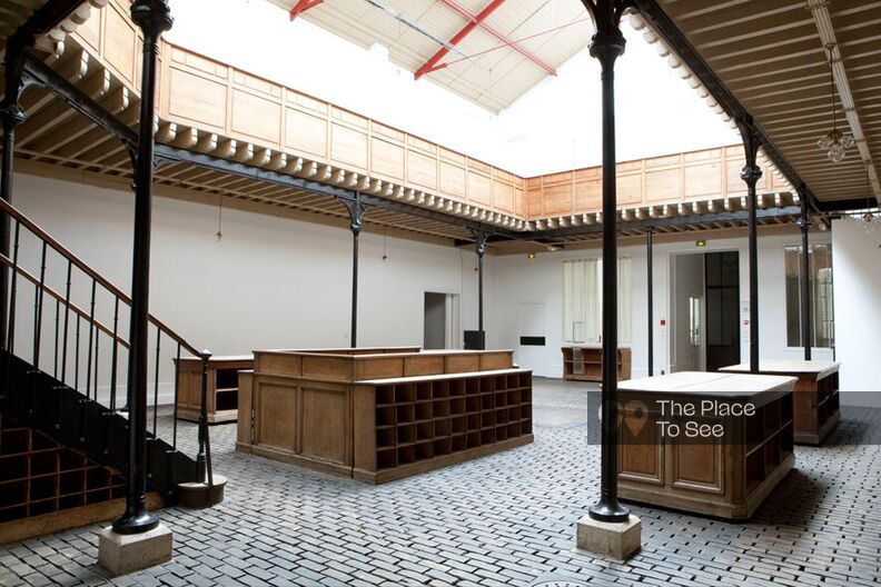 industrial reception area made of bricks and wood under a glass roof