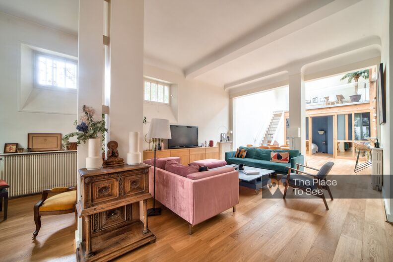 Glass-roofed loft located at the gates of Paris