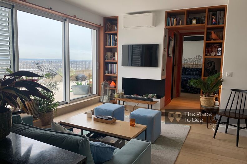 Apartment with a large terrace and a view of Paris