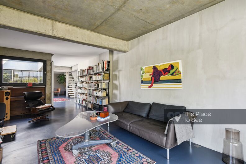 Sleek duplex in raw concrete