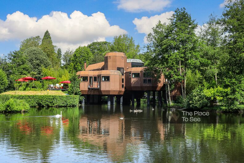 Architect's house from the 70s in metal on stilts