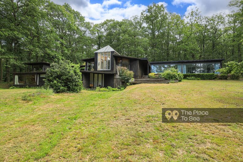 Maison d'architecte comme un chalet niché dans la forêt