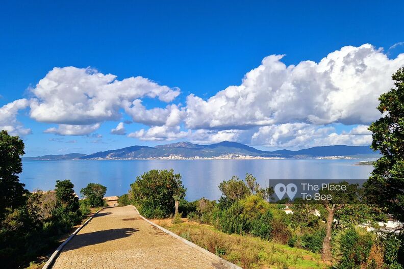 Domaine et bergerie surplombant le golf d'Ajaccio