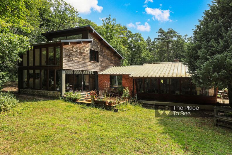 Between a Canadian wooden chalet and a 70's Californian house