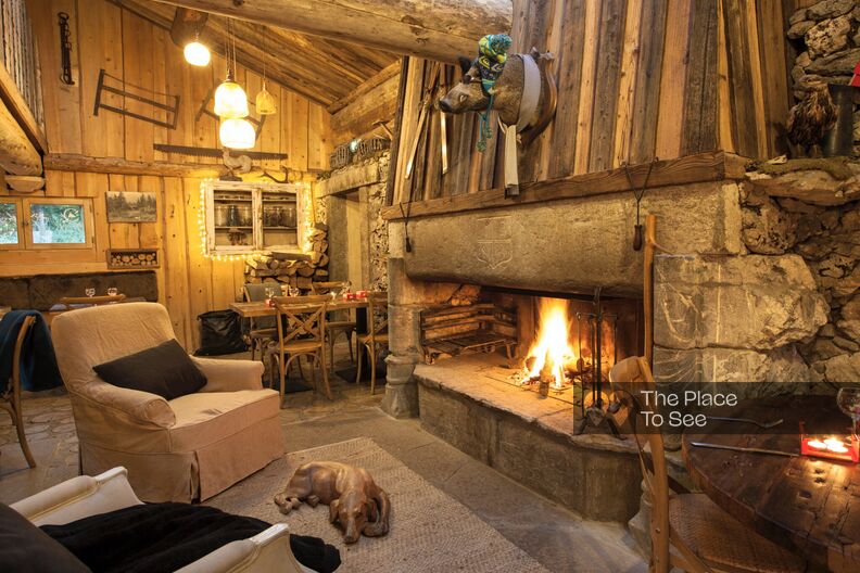 Chalet dans la montagne au milieu de la nature