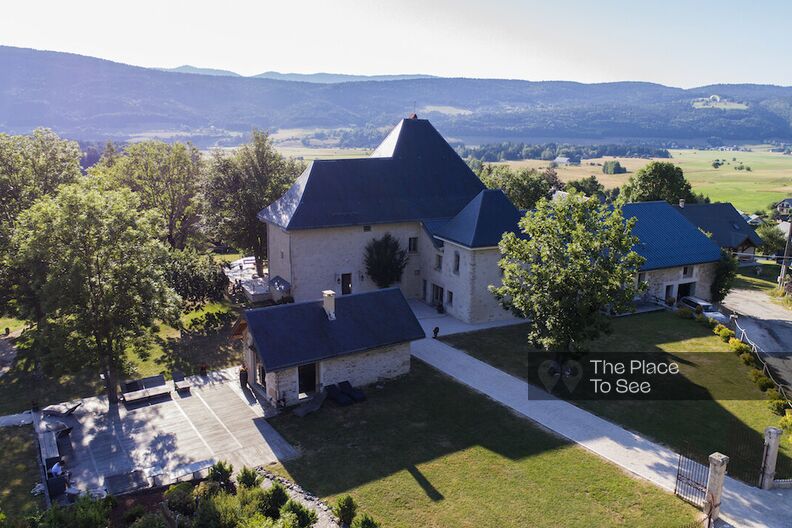 Exceptional 17th century castle completely renovated