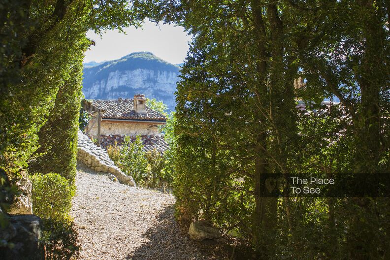 Rustic house in the middle of the Vercors cliffs