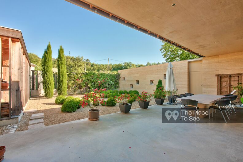 Exceptional villa with view of the olive trees and its swimming pool