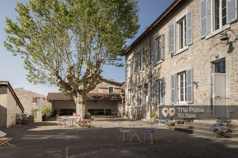 Ancienne école du 19ème rénovée atypique colorée