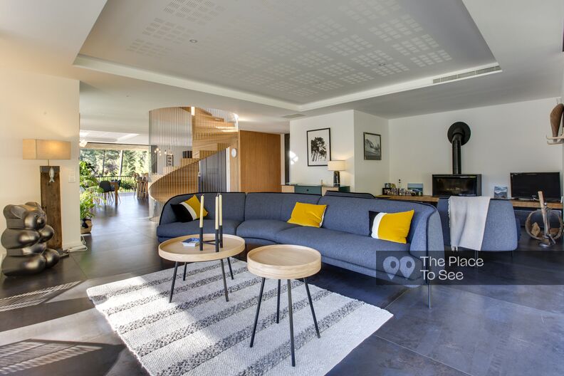 Maison d'architecte en bois au milieu de la forêt des Landes avec piscine