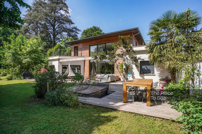 Maison moderne et lumineuse dans les tons rouge et blanc