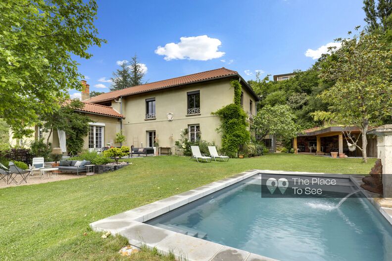 Grande maison rénovée avec jardin et piscine sur les hauteurs de Lyon