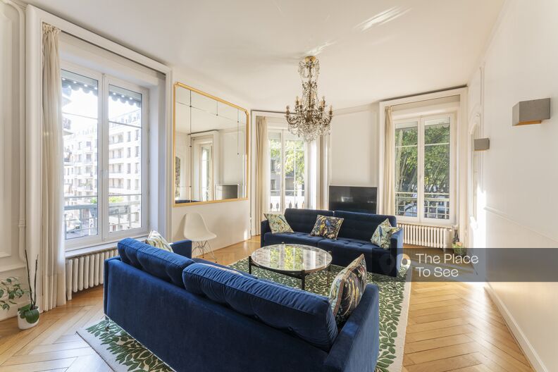 Haussmannian apartment with moldings, alcoves and wooden floors