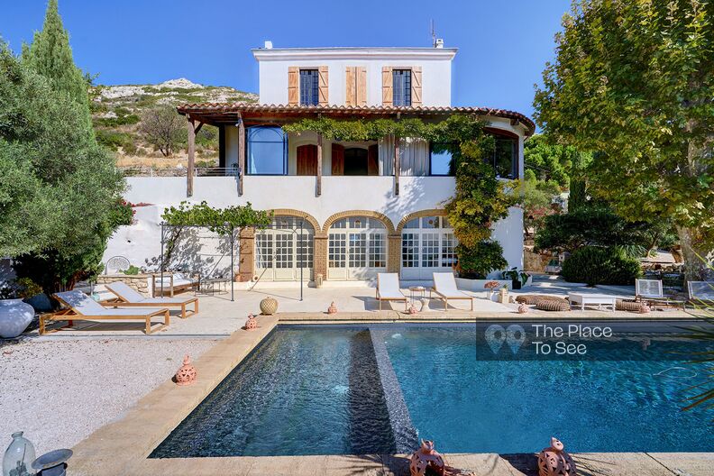 Villa andalouse à la décoration méditerranéenne avec piscine et vue mer 