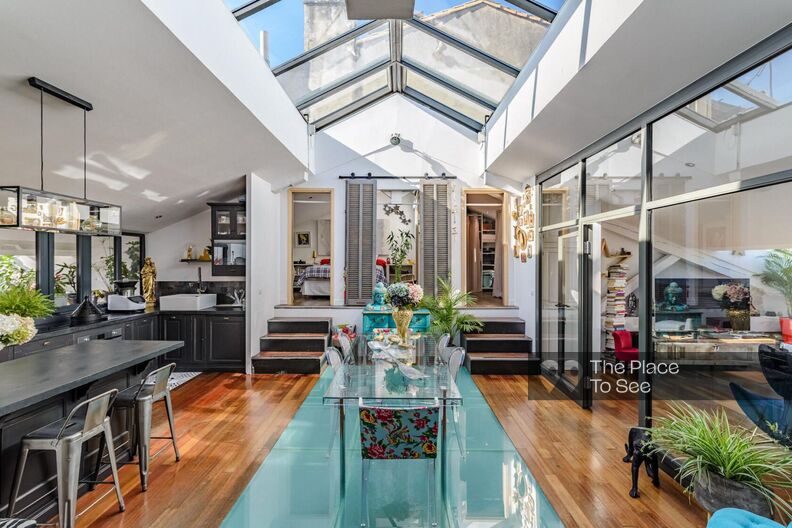 Colorful and atypical duplex in the center of Marseille