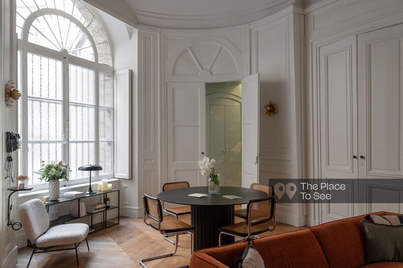 Large Haussmannian apartment with different decorative atmospheres