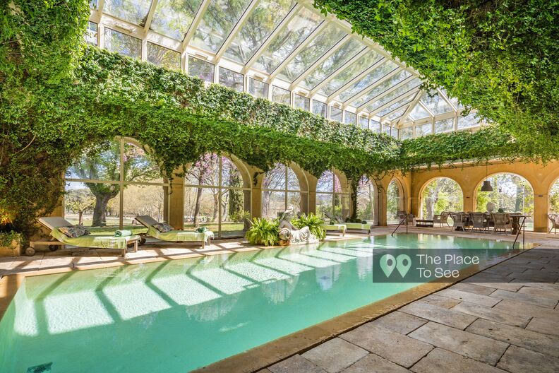 Magnifique château romantique au milieu des vignes 