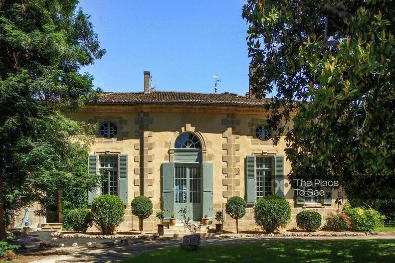 Château du 18ème siècle surplombant la Garonne