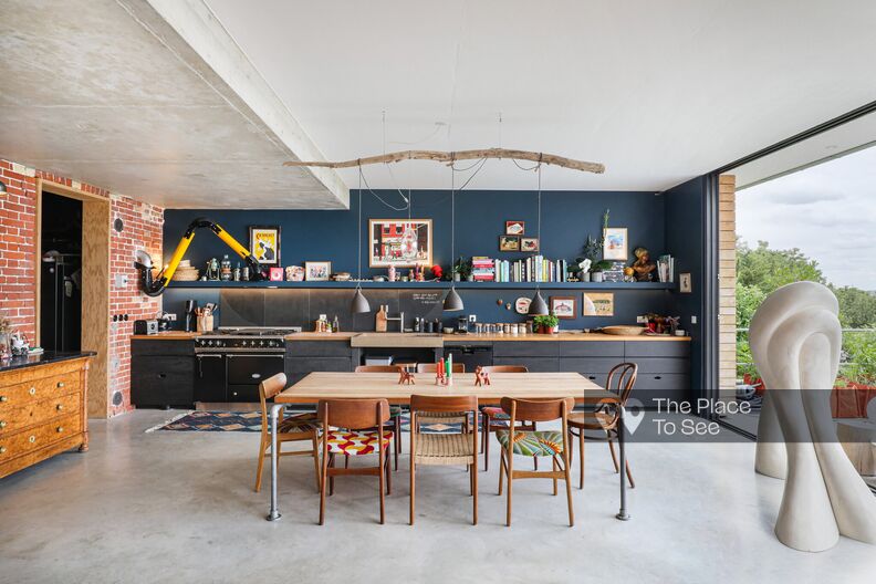 Maison d'architecte colorée dans un esprit loft industriel