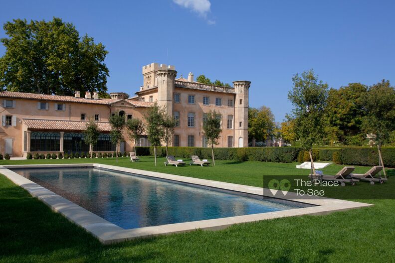 Luxurious Tuscan villa in the heart of Provence