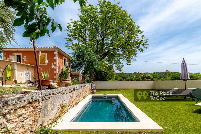 Pretty ochre house with garden and swimming pool