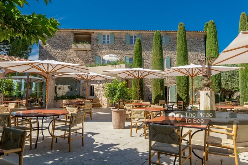 Provencal hotel with swimming pool, spa, fitness room and gourmet restaurant in the heart of the Lubéron