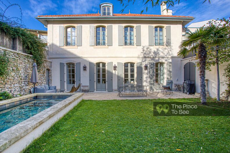 Bourgeois townhouse with pool