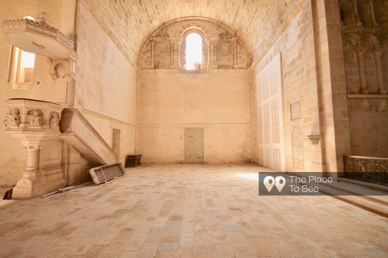 Eglise vide avec belle luminosité