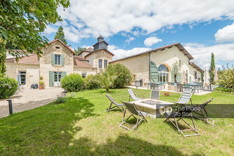 Old wine chateau with swimming pool near Bordeaux