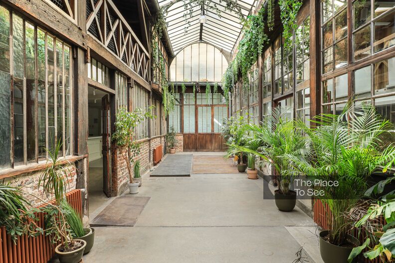 Ancien atelier industriel parisien devenu un espace atypique