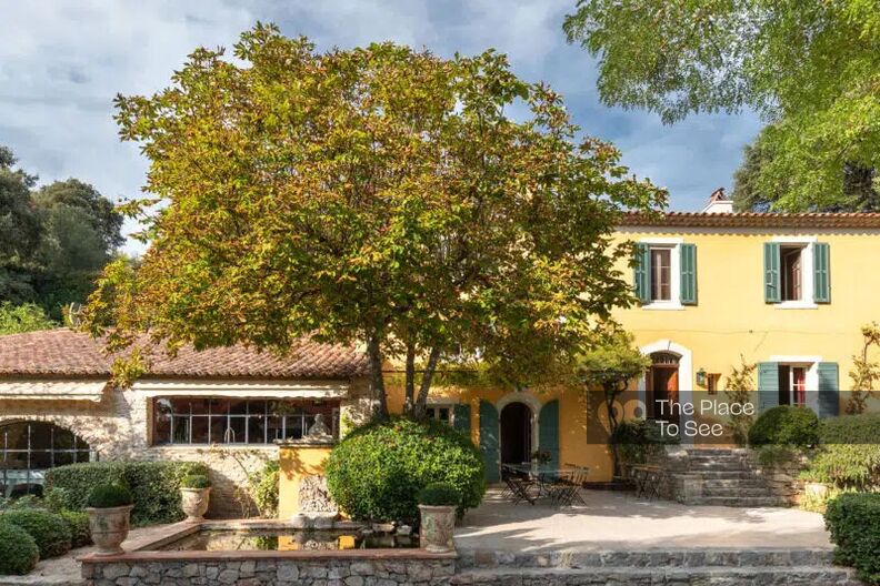 Bastide provençale au milieu d'un vignoble