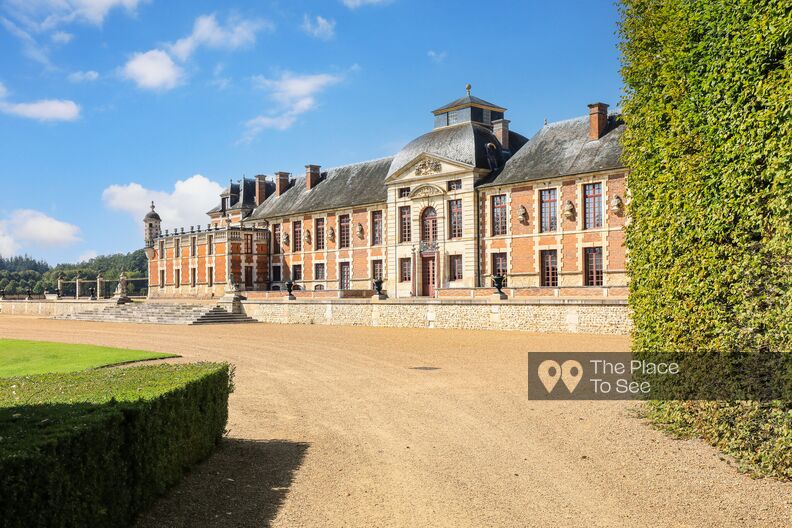 Incredible 17th century castle with gardens and fountains