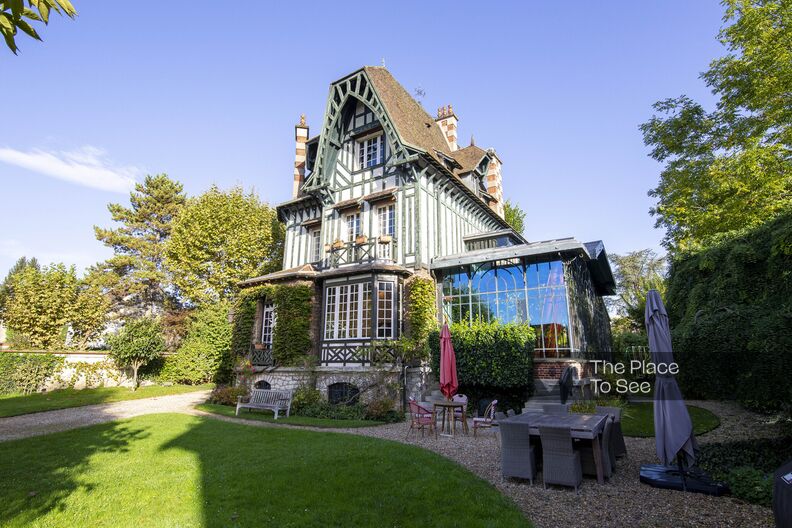 Mediterranean countryside house near Paris