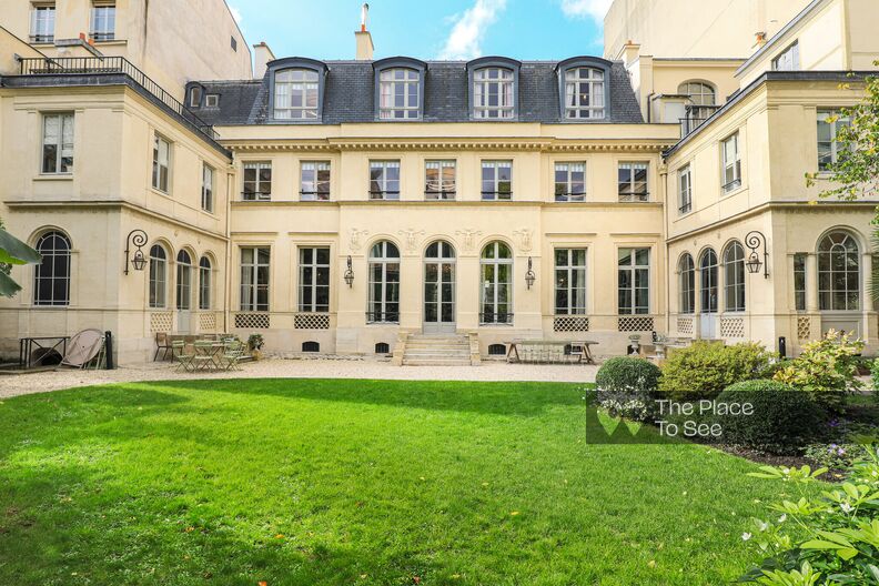 Hôtel particulier directoire avec cour et grand jardin