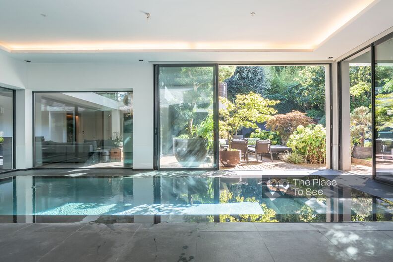 Villa with a magnificent indoor swimming pool